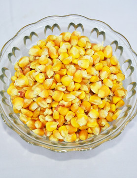 玻璃盘中的玉米