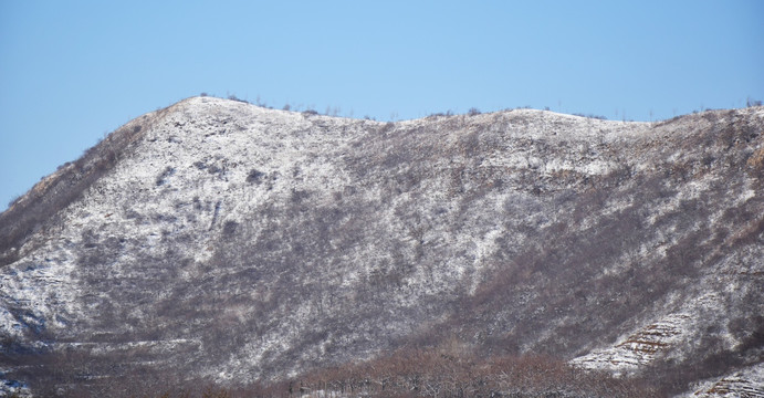 山岭上的白雪