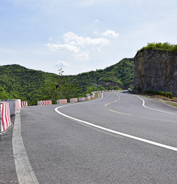 蓝天下的宽阔盘山路