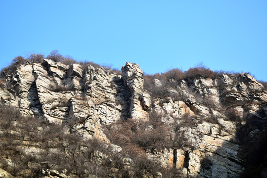 嵩山石崖冬季风景图
