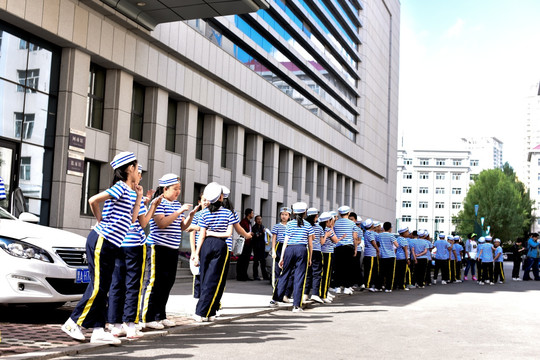 穿海军衫的小学生