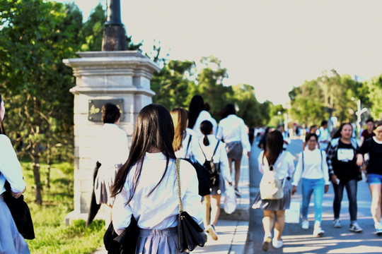 校园里的大学生