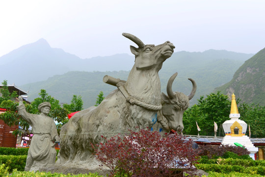 藏族山地耕作 二牛抬杠雕塑