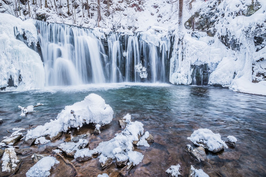 长白山瀑布雪景