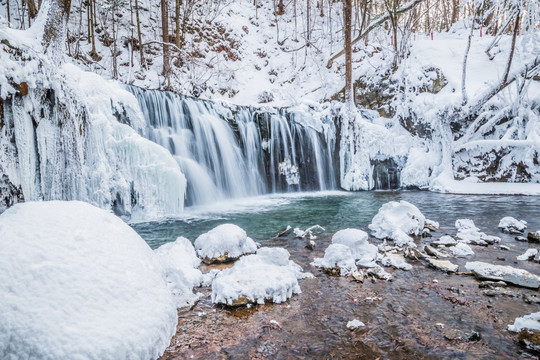 长白山瀑布雪景