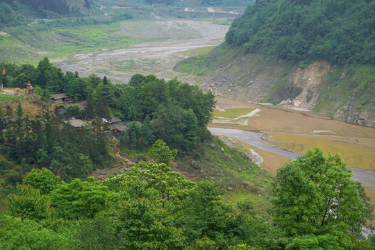 岷江上游段河谷 俯瞰岷江