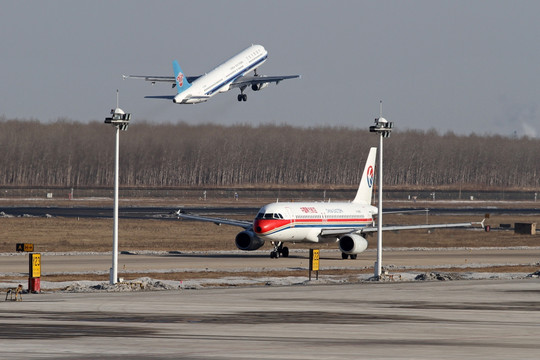 沈阳机场 中国东方航空 飞机