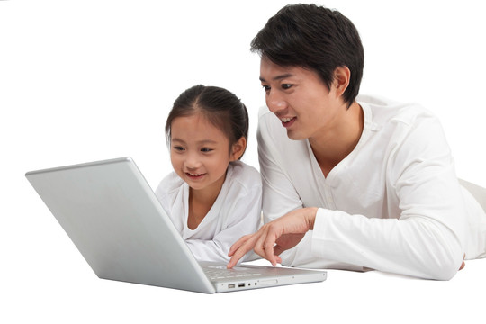 棚拍年轻父亲和小女孩使用笔记本电脑