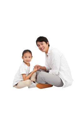 棚拍休閑裝年輕父親和小女孩拉手