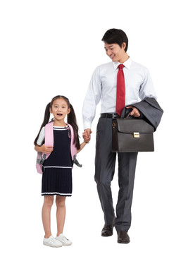 棚拍商务装年轻父亲 穿裙子的小女孩背书包