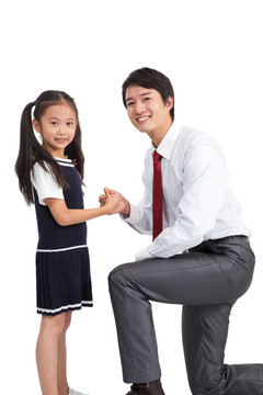 棚拍商務(wù)裝年輕父親和穿裙子的小女孩拉手