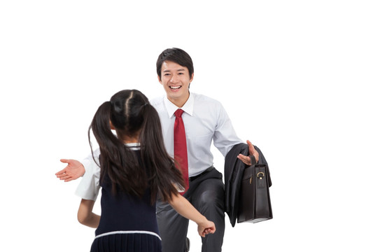 棚拍商務(wù)裝年輕父親和穿裙子的小女孩拉手