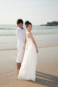 新娘和新郎在海边度假