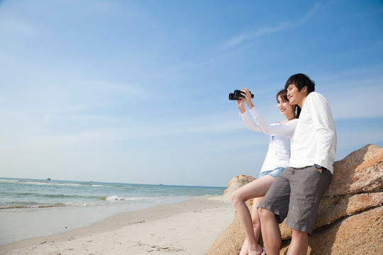 年轻情侣在海边度假