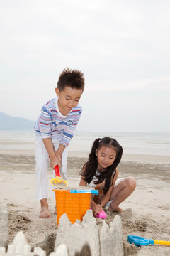 小男孩 小女孩在海滩玩耍