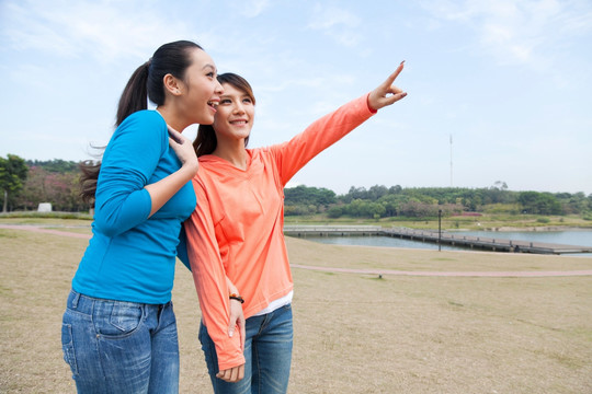 年轻女人在郊外