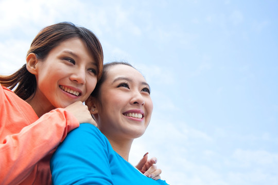 年轻女人在郊外