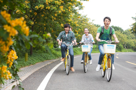 一群年轻大学生在校园里骑车