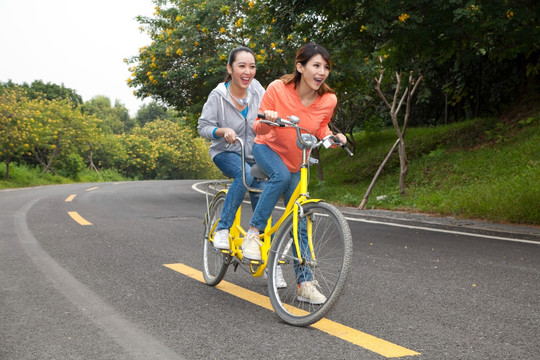 年轻大学生在校园里骑车