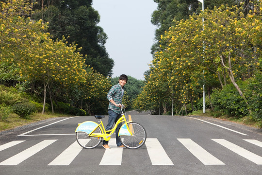 一个年轻男大学生过马路