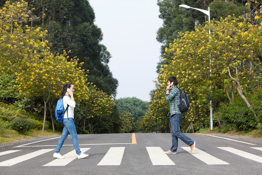 年轻大学生过马路