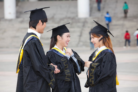 年轻大学生在校园里的毕业典礼