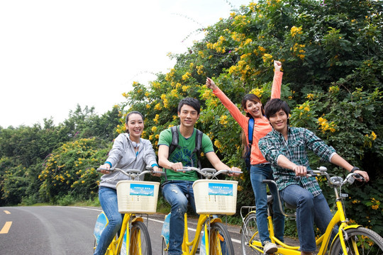 年轻大学生在校园里骑车