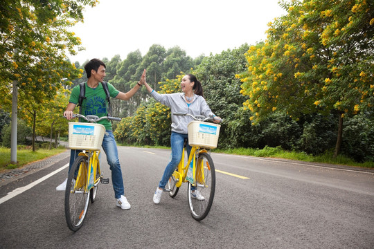 年轻大学生在校园里骑车