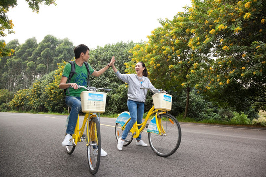 年轻大学生在校园里骑车