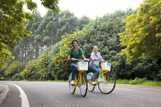 年轻大学生在校园里骑车