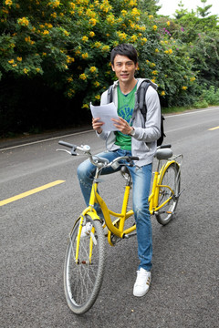 年轻大学生在校园里骑车