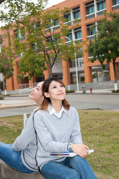 年轻女大学生在校园里休息