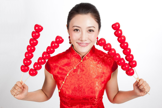 棚拍身穿中国传统服装的年轻女人和糖葫芦