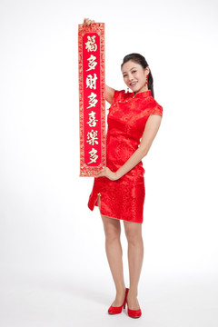 棚拍身穿中国传统服装的年轻女人和春联