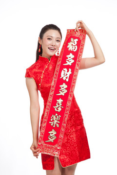 棚拍身穿中国传统服装的年轻女人和春联