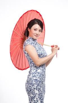 棚拍身穿中國傳統(tǒng)服裝的年輕女人和傘