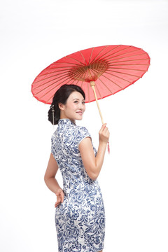 棚拍身穿中國傳統(tǒng)服裝的年輕女人和傘