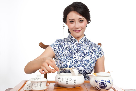 棚拍身穿中国传统服装的年轻女人秀茶艺
