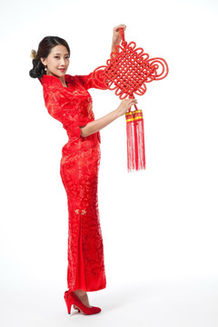 棚拍身穿中国传统服装的年轻女人和中国结
