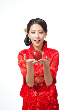 棚拍身穿中国传统服装的年轻女人和苹果