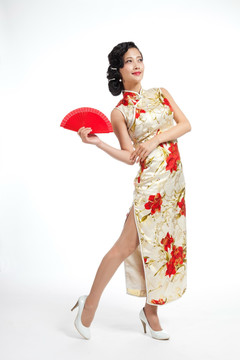 棚拍身穿中国传统服装的年轻女人和扇子