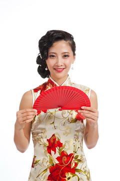 棚拍身穿中国传统服装的年轻女人和扇子