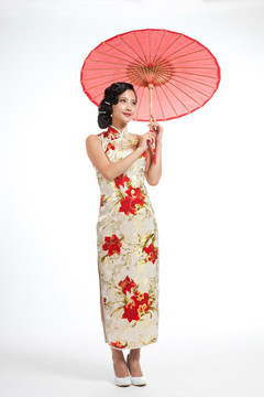 棚拍身穿中國傳統(tǒng)服裝的年輕女人和傘