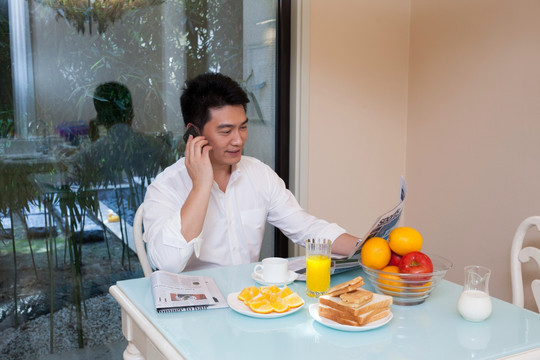 中年男人在餐厅用餐