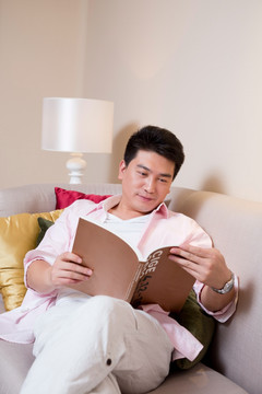 中年男人在起居室看书