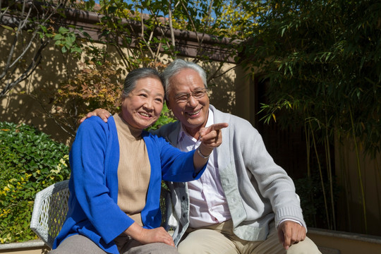 老夫妻在花园里