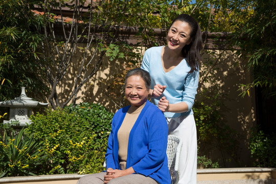 年轻女人和老女人在花园里