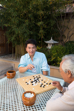 父子在庭院里下棋