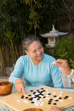 老夫妻在庭院里下棋