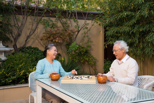 老夫妻在庭院里下棋